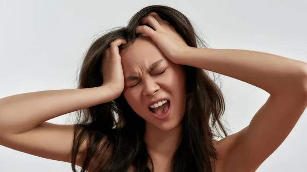 Asiatique jeune femme crier soulager les émotions négatives — Photo