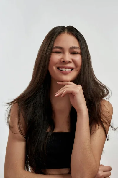 스튜디오에서 웃는 아시아인 소녀의 모습 — 스톡 사진