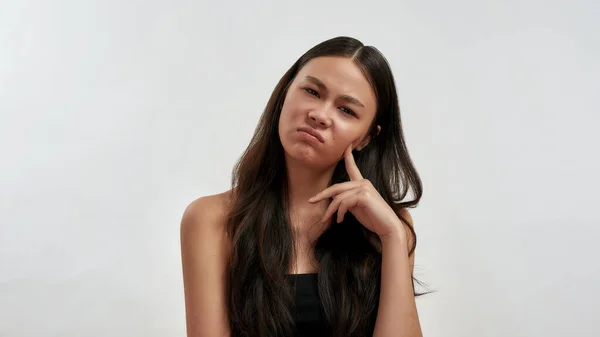 Retrato de mulher asiática infeliz se sentir preguiçoso e entediado — Fotografia de Stock