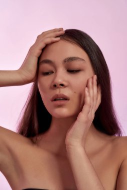 Seksi Vietnamlı bir kızın sağlıklı, parlak bir yüzü var.