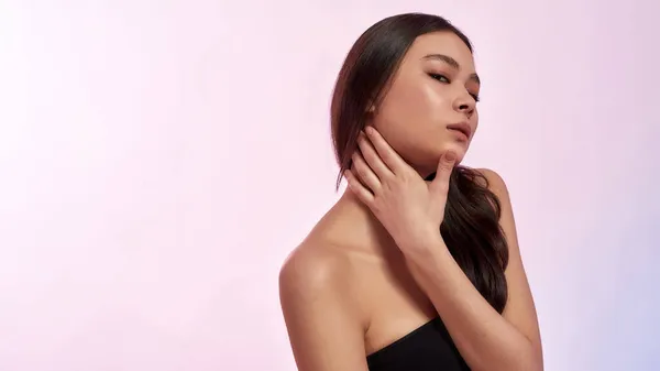 Sexy mujer asiática mostrar saludable brillante piel —  Fotos de Stock