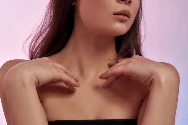 Κοντινό πλάνο της σέξι γυναίκα δείχνουν λαμπερό δέρμα του σώματος — Φωτογραφία Αρχείου