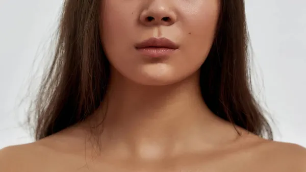 Περικοπή της Ασίας γυναίκα δείχνουν υγιή λαμπερό δέρμα του σώματος — Φωτογραφία Αρχείου