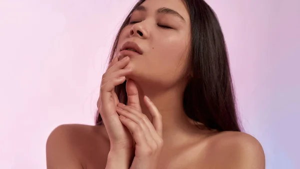 Γυμνή σέξι Ασιάτισσα αγγίζει υγιές λαμπερό δέρμα — Φωτογραφία Αρχείου