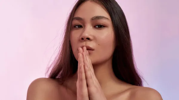 Portret van Aziatische vrouw model op roze studio achtergrond — Stockfoto