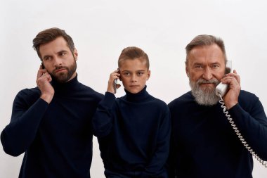 Üç nesildir erkekler telefonda konuşuyor.