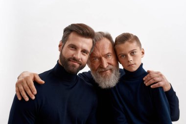 Üç nesildir birlikte olan insanların portresi.