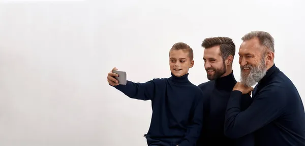 Amplio tiro de tres generaciones masculinas hacen selfie — Foto de Stock