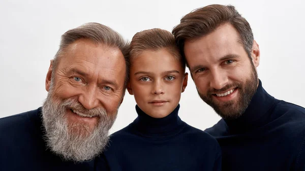 Üç nesildir gülümseyen beyaz adamların portresi. — Stok fotoğraf