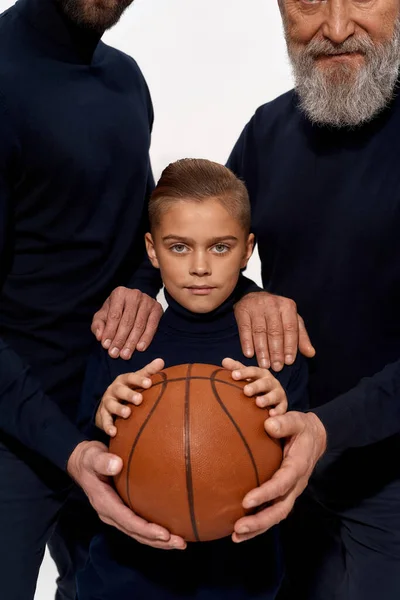 Potret anak kecil dengan bola basket — Stok Foto