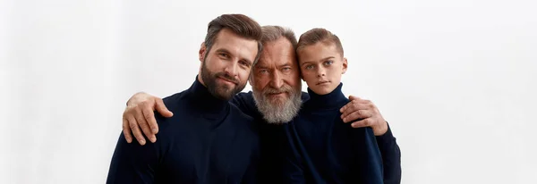 Портрет на веб-баннере трех поколений мужчин — стоковое фото