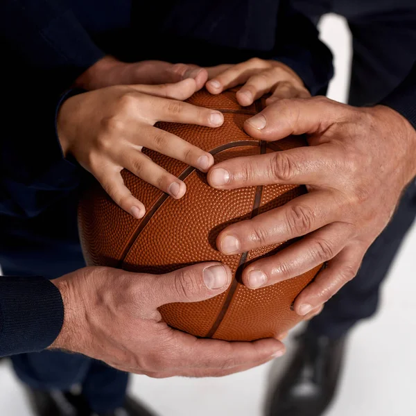 Menutup tiga generasi olahragawan tangan pada bola — Stok Foto