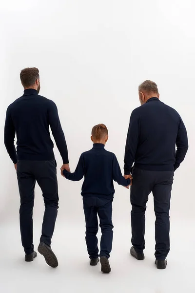 Üç nesil boyunca erkekler el ele yürür. — Stok fotoğraf
