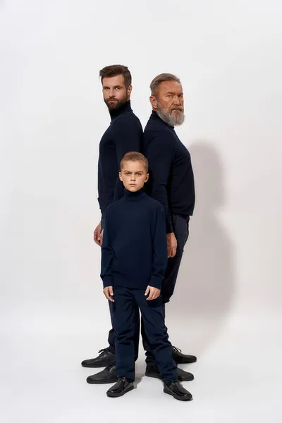 Porträtt av tre manliga generationer utgör tillsammans — Stockfoto