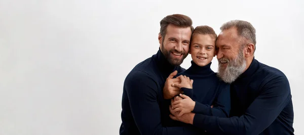 Gran oportunidad de sonreír a tres generaciones de hombres juntos — Foto de Stock