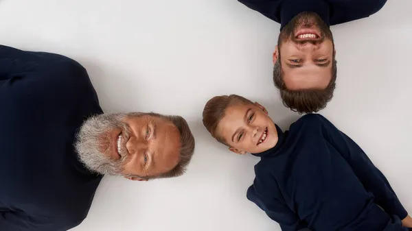 Üç erkek neslin üst görünümü birlikte poz verir — Stok fotoğraf