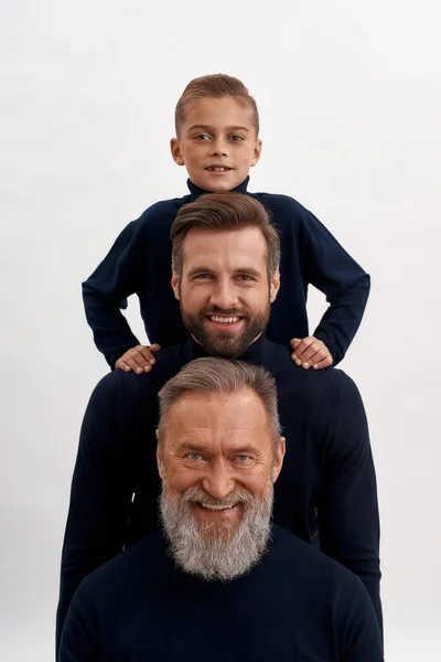 Retrato estrecho de tres generaciones de hombres posando — Foto de Stock