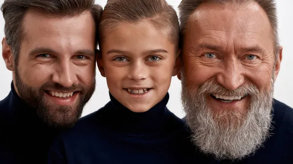 Retrato de rostos sorridentes de três gerações de homens — Fotografia de Stock