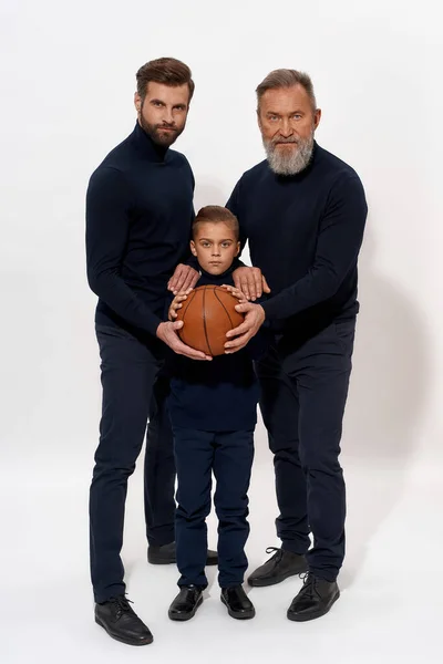 Ritratto di sportivo tre generazioni di uomini con palla — Foto Stock