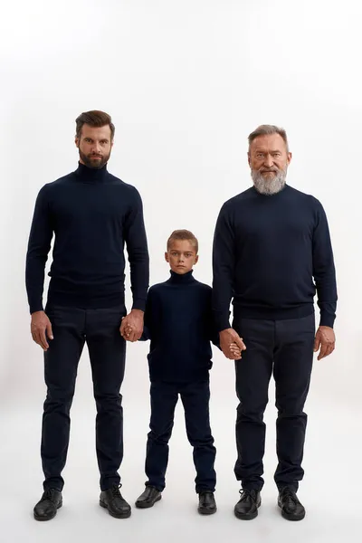 Ritratto verticale di tre generazioni di uomini che si tengono per mano — Foto Stock