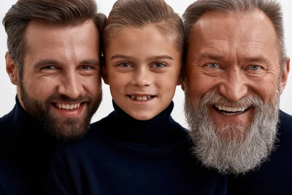 Портрет щасливих трьох поколінь кавказьких чоловіків. — стокове фото