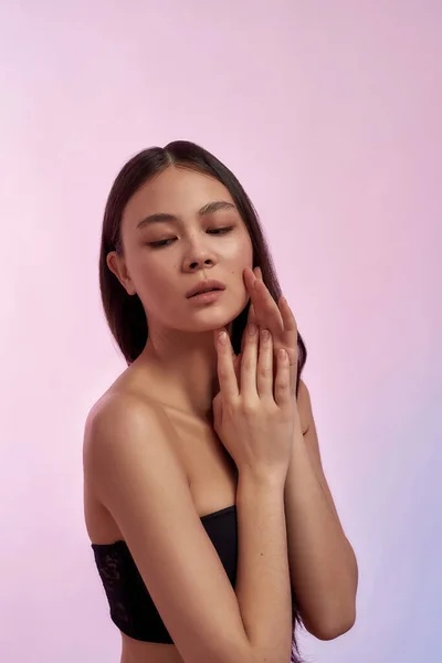 Asiático jovem mulher modelo mostrando pele saudável — Fotografia de Stock