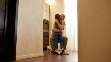 Aile, sevgi ve ilgi kavramı. Mutlu kadın ve küçük kız kucaklaşıyorlar