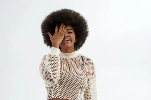 Sonriente mujer negra cubriendo el ojo con la mano — Foto de Stock