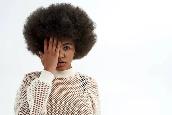 Ernstige zwarte vrouw bedekken haar oog met de hand — Stockfoto