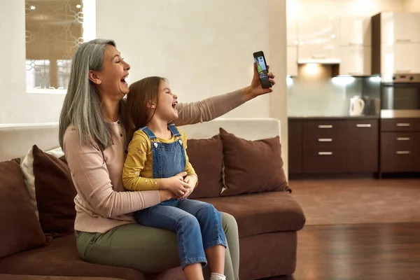 Zilveren generatie die nieuwe technologieën gebruikt om zich dichter bij kleinkinderen te voelen — Stockfoto
