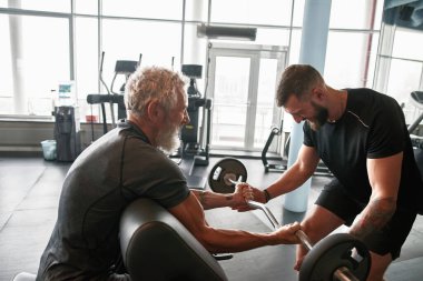 Jimnastik yaparken olgun bir adam.