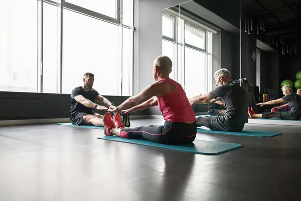 Ejercicios de estiramiento después del entrenamiento personal en el gimnasio —  Fotos de Stock