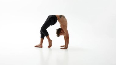 Klasik bale dansı yapan esnek erkek dansçı.