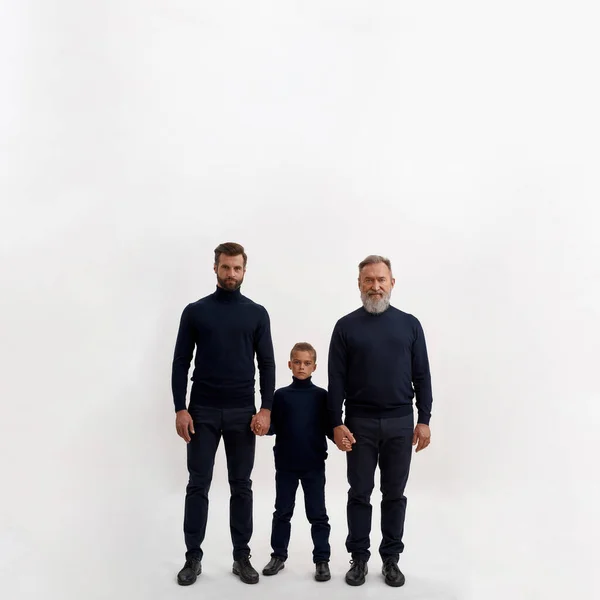 Porträtt av tre generationer vita män i vit studio — Stockfoto
