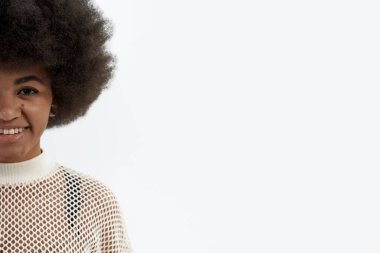 Genç gülümseyen siyahi kadının kısmi görüntüsü