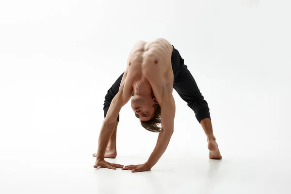 Man met naakt bovenlichaam dansend klassiek ballet — Stockfoto