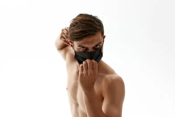 Kavkazský baletní tanečník nasadil lékařskou masku na obličej — Stock fotografie