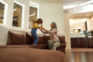 Aktif kız kanepeden atlayacak.