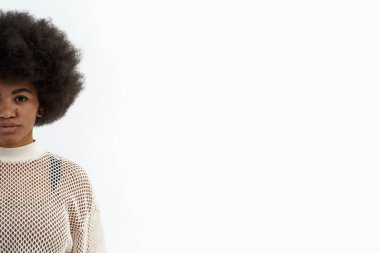 Siyahi bir kadının kırpılmış görüntüsü.