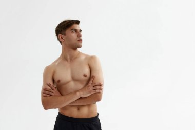 Çapraz kollu genç balerin başka tarafa bakıyor.