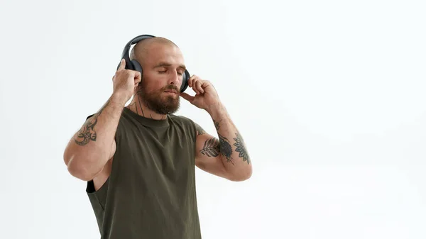 Hombre disfrutando mientras escucha música en auriculares —  Fotos de Stock