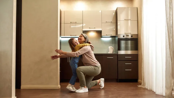 Bonne grand-mère et fille gaie embrasser dans la cuisine — Photo