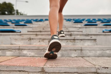 Merdivenlerde koşan spor kadını görüntüsü
