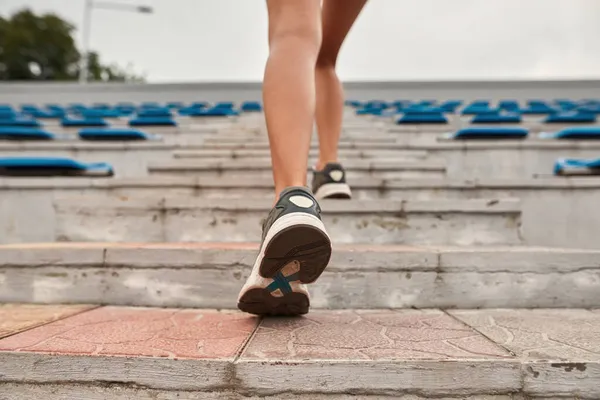 在楼梯上跑步的女运动员的剪影 — 图库照片