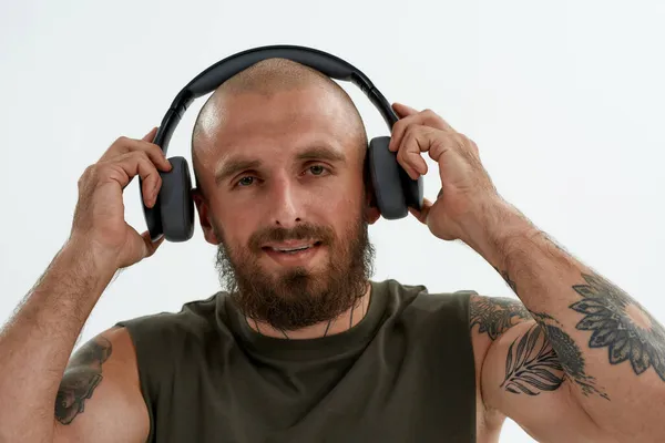 Hombre caucásico quitándose los auriculares en las orejas —  Fotos de Stock