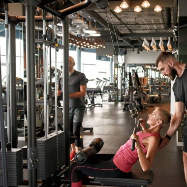 Profesyonel antrenör, orta yaşlı kadınlar için fiziksel aktiviteleri ayarlıyor.