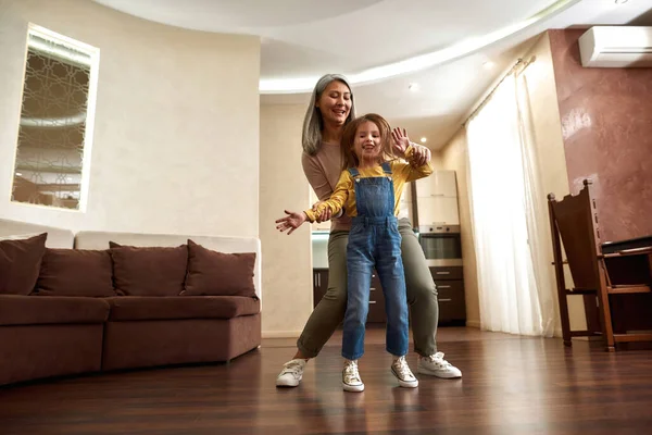 Actieve levensstijl. Verouderde vrouw dansen met klein meisje — Stockfoto