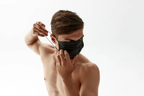 Baletní tanečník si nasazuje masku na obličej — Stock fotografie