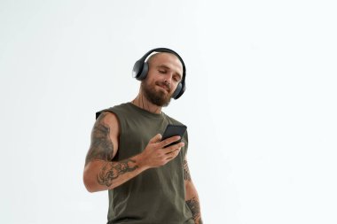 Kulaklıkla müzik dinle ve akıllı telefon kullan.