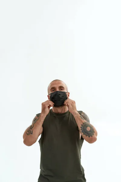 Caucásico hombre corrigiendo máscara médica en su cara —  Fotos de Stock